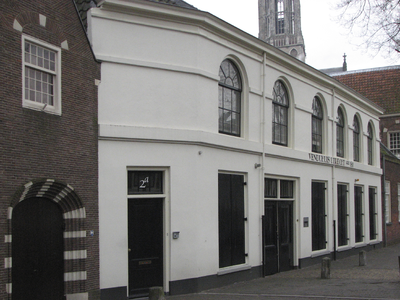 902853 Gezicht op de voorgevel van het Venduhuis (Pieterskerkhof 2) te Utrecht.